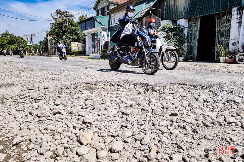 Đường xuống cấp, người dân Can Lộc mong chờ được tu sửa