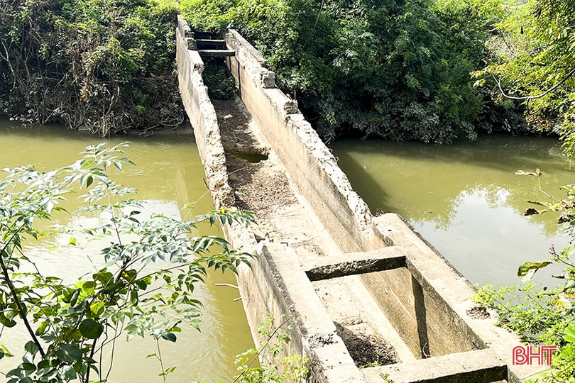 Cần sớm tháo dỡ cầu Máng vượt kênh 19/5 bị sập ở Đức Thọ