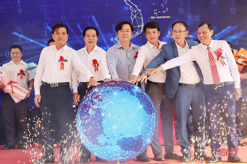 Người dân Cẩm Xuyên sôi nổi tham gia ngày hội chuyển đổi số ảnh 2 Người dân Cẩm Xuyên sôi nổi tham gia ngày hội chuyển đổi số