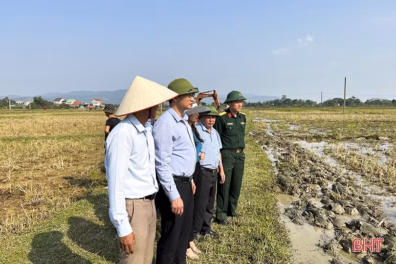 Địa phương đầu tiên ở Đức Thọ ra quân tập trung ruộng đất phục vụ sản xuất vụ xuân 2023