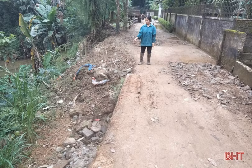 Khẩn cứu đường dân sinh sụt lún nặng ở huyện miền núi Hà Tĩnh