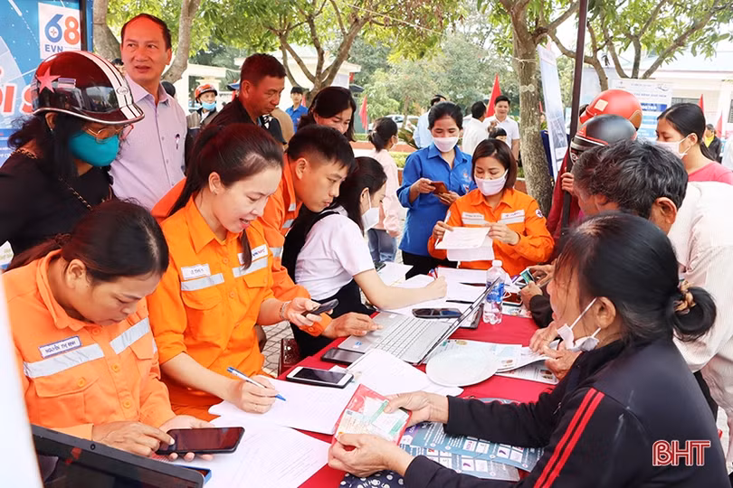 Người dân Cẩm Xuyên sôi nổi tham gia ngày hội chuyển đổi số