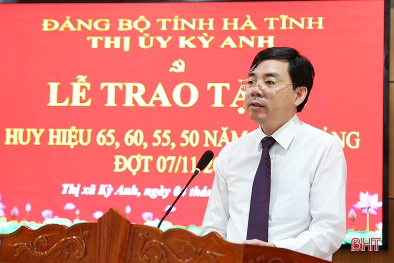 Hà Tĩnh tặng, truy tặng Huy hiệu Đảng cho 948 đảng viên dịp Cách mạng Tháng Mười Nga