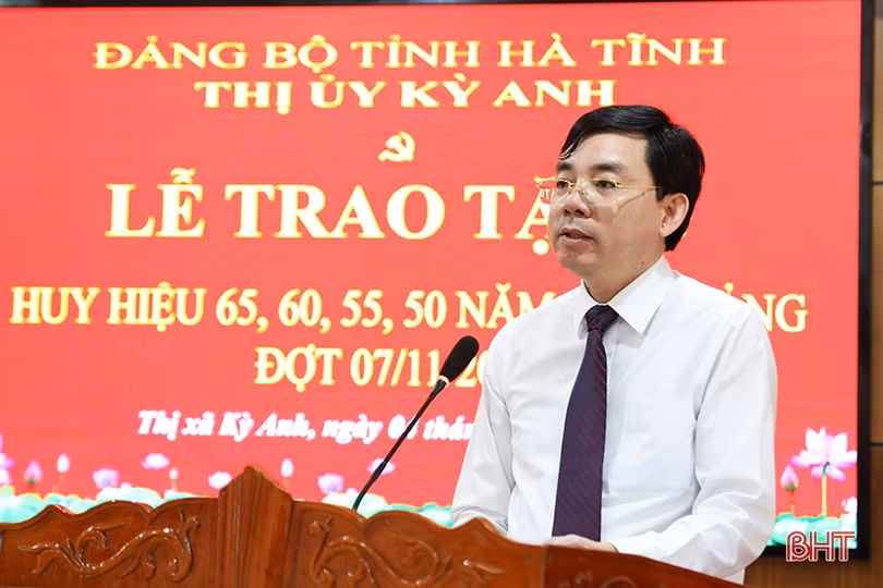 Hà Tĩnh tặng, truy tặng Huy hiệu Đảng cho 948 đảng viên dịp Cách mạng Tháng Mười Nga