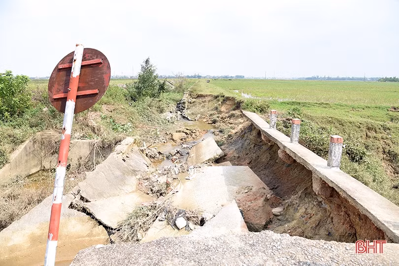 Cầu dân sinh sạt lở, sản xuất bị ảnh hưởng nghiêm trọng