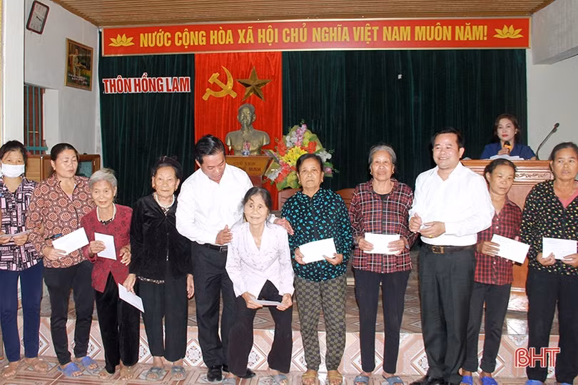 Trao 35 suất quà cho các hộ khó khăn ở “ốc đảo” Hồng Lam