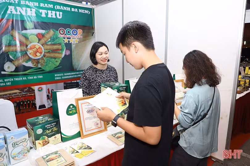 Nhộn nhịp mua sắm trong Tuần lễ Sản phẩm tiêu biểu Hà Tĩnh tại Hà Nội