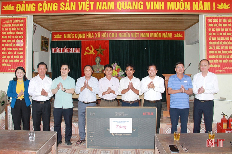 Trao 35 suất quà cho các hộ khó khăn ở “ốc đảo” Hồng Lam