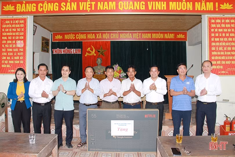 Trao 35 suất quà cho các hộ khó khăn ở “ốc đảo” Hồng Lam