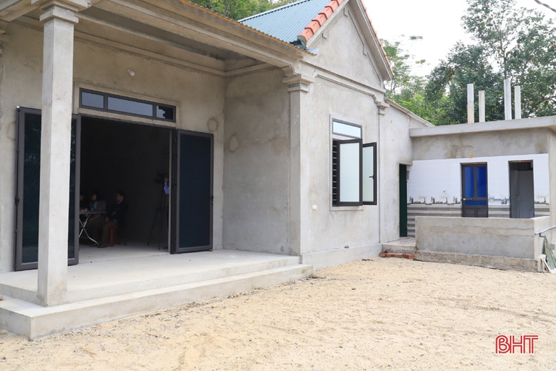 Bàn giao nhà tình nghĩa cho hộ nghèo ở Hương Sơn