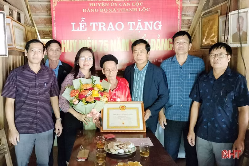 Hà Tĩnh tặng, truy tặng Huy hiệu Đảng cho 948 đảng viên dịp Cách mạng Tháng Mười Nga