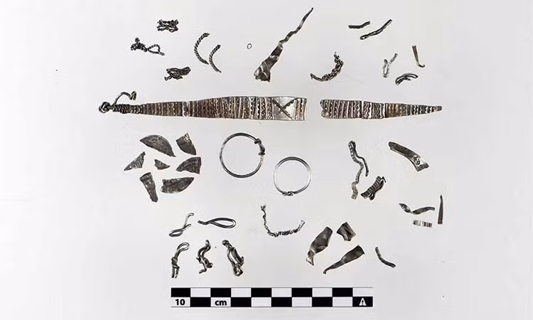 Kho đồ bạc chôn dưới đất 1.100 năm