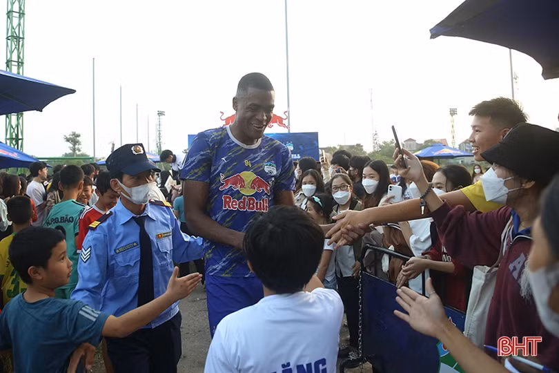 Cổ động viên Hà Tĩnh săn đón chữ ký của dàn sao Hoàng Anh Gia Lai