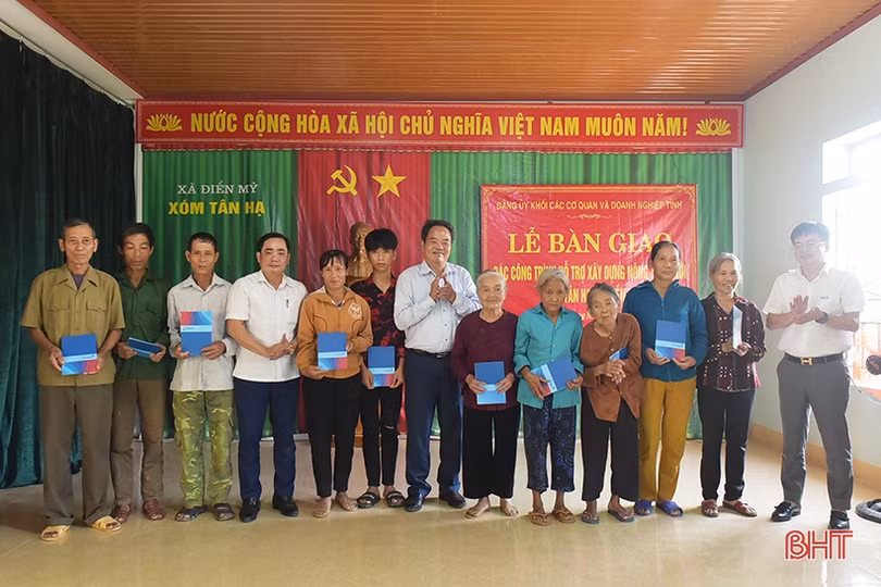 Đảng uỷ Khối CCQ&DN Hà Tĩnh bàn giao công trình NTM tại Hương Khê