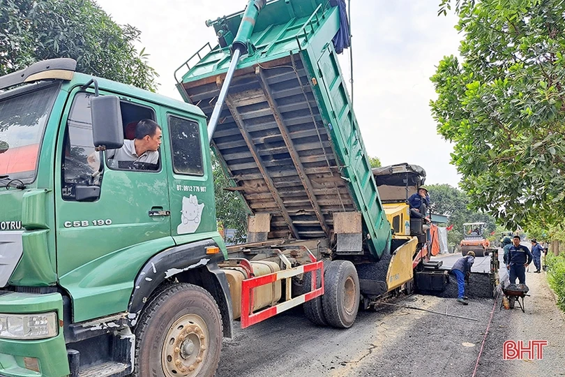 Hơn 6 tỷ đồng thảm nhựa đường giao thông ở xã trung tâm huyện Nghi Xuân