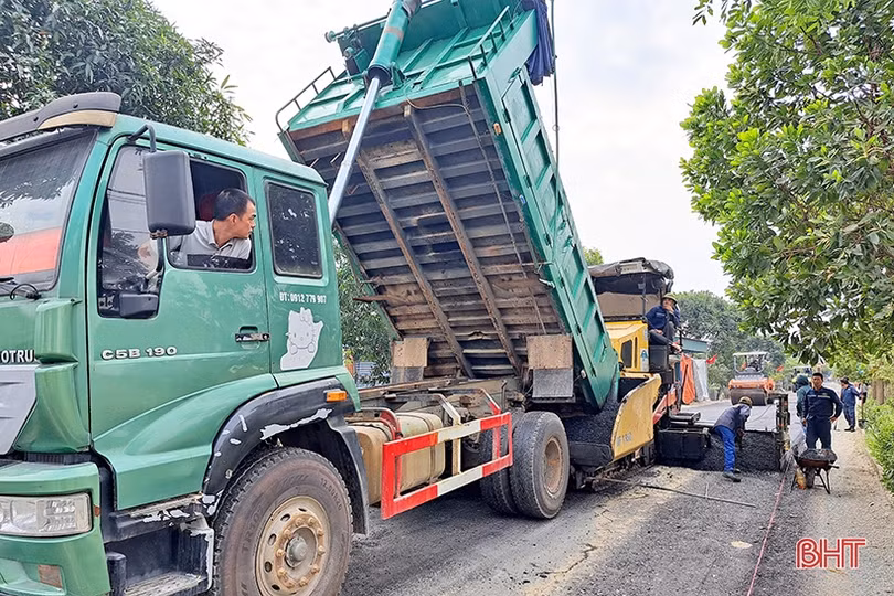 Hơn 6 tỷ đồng thảm nhựa đường giao thông ở xã trung tâm huyện Nghi Xuân