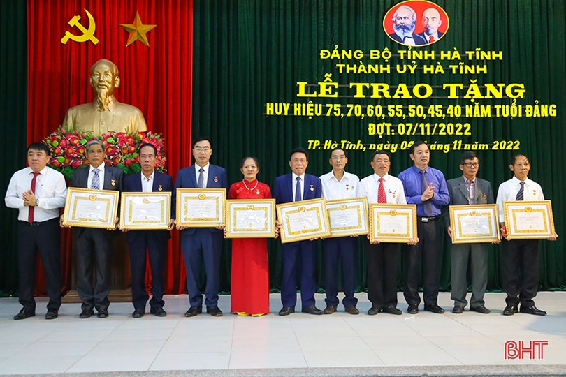 Trao Huy hiệu Đảng cho 107 đảng viên ở TP Hà Tĩnh