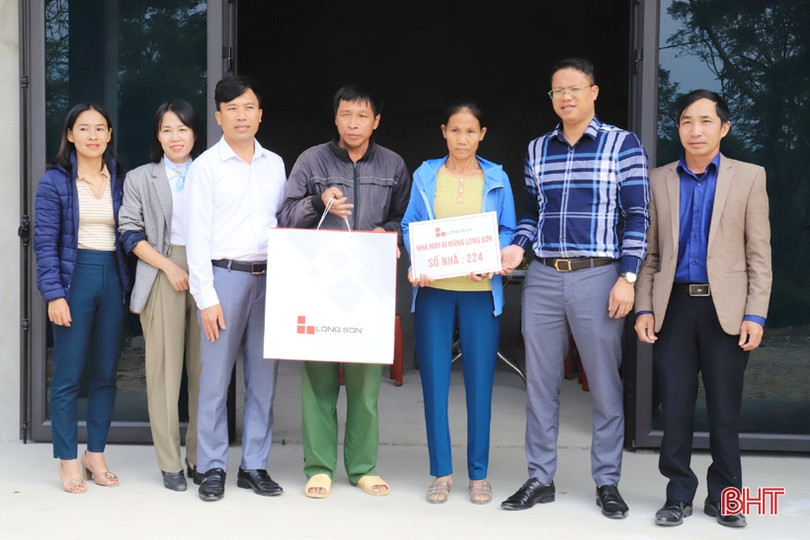 Bàn giao nhà tình nghĩa cho hộ nghèo ở Hương Sơn