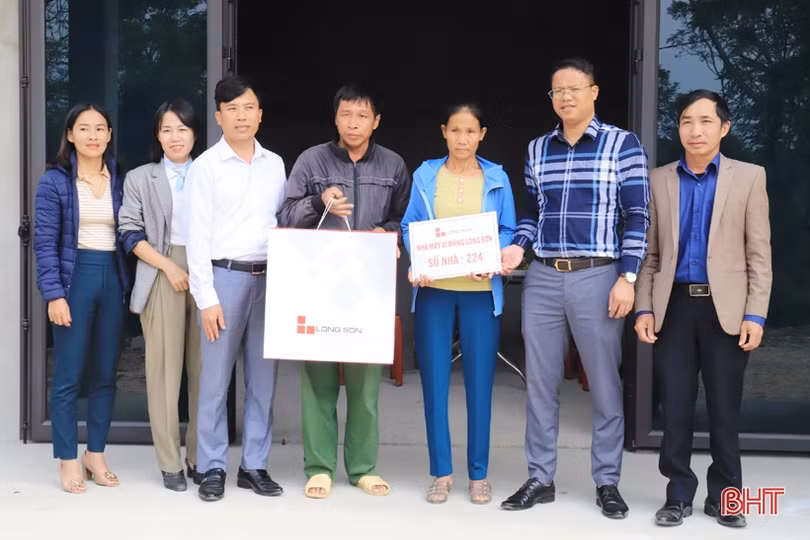 Bàn giao nhà tình nghĩa cho hộ nghèo ở Hương Sơn