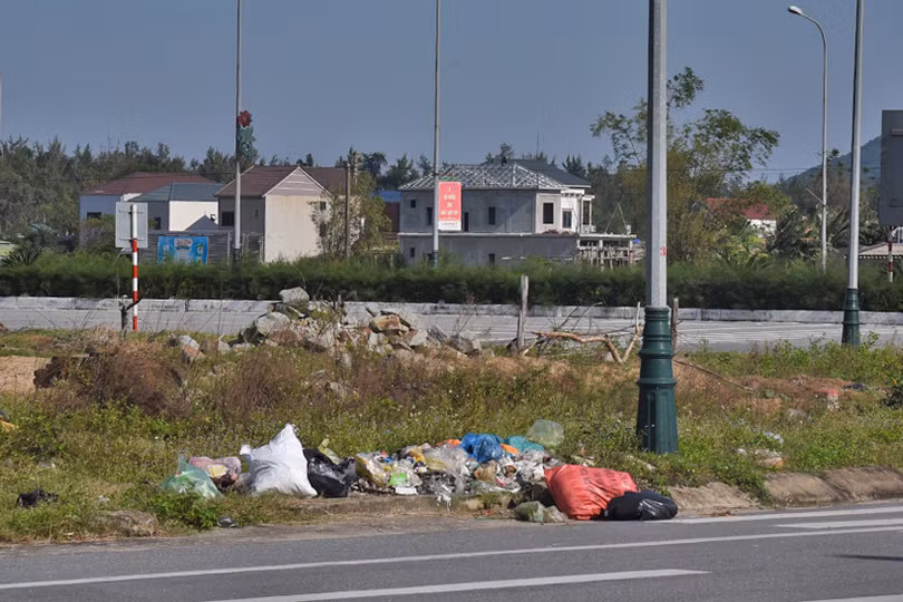 Nhiều hình ảnh chưa đẹp về tập kết rác ở Lộc Hà