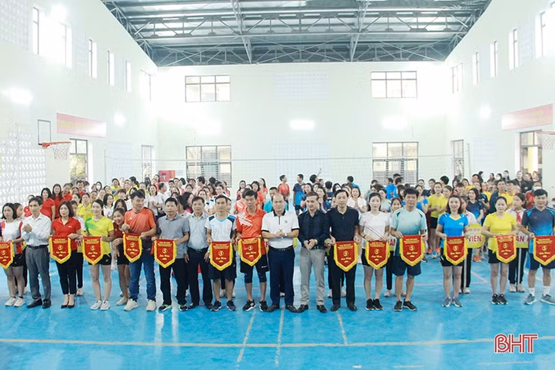 Khởi tranh giải bóng chuyền hơi ngành GD&ĐT Nghi Xuân