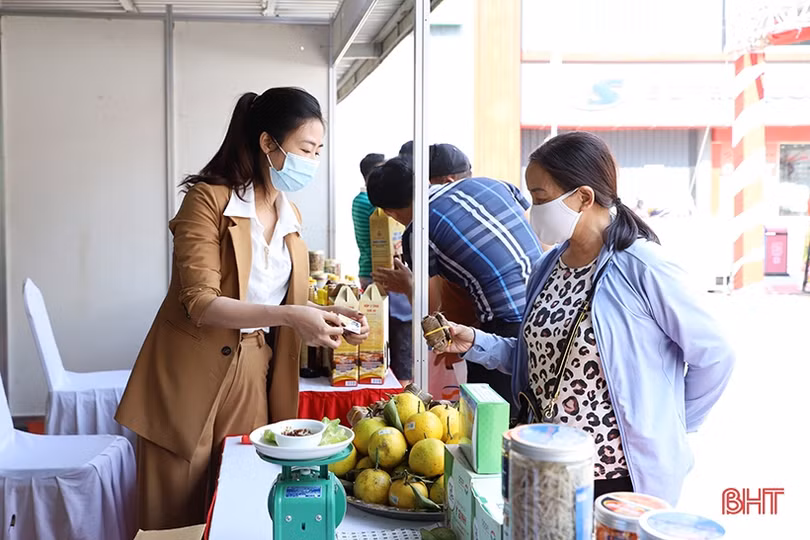 Nhộn nhịp mua sắm trong Tuần lễ Sản phẩm tiêu biểu Hà Tĩnh tại Hà Nội