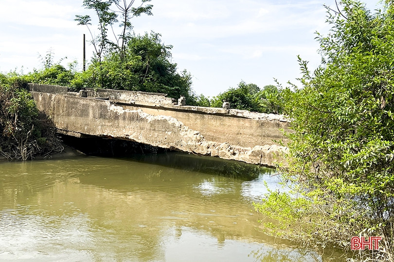 Cần sớm tháo dỡ cầu Máng vượt kênh 19/5 bị sập ở Đức Thọ