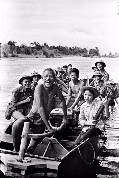 Nụ cười của các chiến sĩ trong "Khí phách người cửa sông" (cha con ông già ngư dân Quảng Trị không quản nguy hiểm ngày đêm đưa bộ đội vào thành cổ chiến đấu).