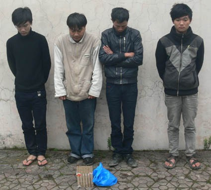 Các đối tượng đốt pháo bị bắt giữ