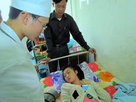 Nữ sinh bị đánh trọng thương còn bị đình chỉ học vô lý