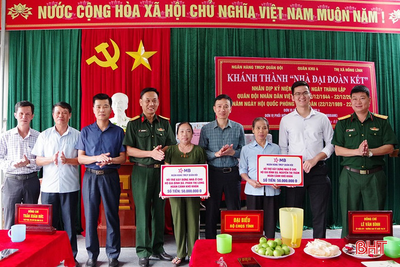 Lãnh đạo Bộ CHQS tỉnh Hà Tĩnh, đại diện Ngân hàng TMCP Quân đội và cấp ủy, chính quyền thị xã Hồng Lĩnh trao biểu trưng, tặng quà chúc mừng 2 gia đình. 7-5242.jpg