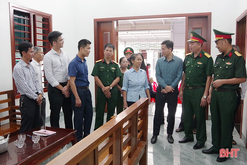 Các đại biểu tham quan ngôi nhà mới của bà Phan Thị Long. Các đại biểu tham quan ngôi nhà mới của bà Phan Thị Long.