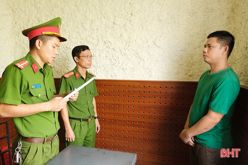 Cơ quan CSĐT Công an huyện Can Lộc đọc lệnh bắt bị can để tạm giam đối với Nguyễn Hữu Sơn. co-quan-csdt-cong-an-huyen-can-loc-doc-lenh-bat-bi-can-de-tam-giam-doi-voi-nguyen-huu-son-4092.jpg