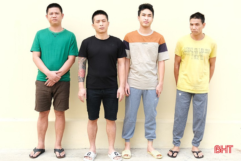Các đối tượng Nguyễn Hữu Sơn, Nguyễn Việt Hòa, Võ Thành Nam, Nguyễn Văn Hậu (từ trái sang). Các đối tượng Nguyễn Hữu Sơn, Nguyễn Việt Hòa, Võ Thành Nam, Nguyễn Văn Hậu (từ trái sang).
