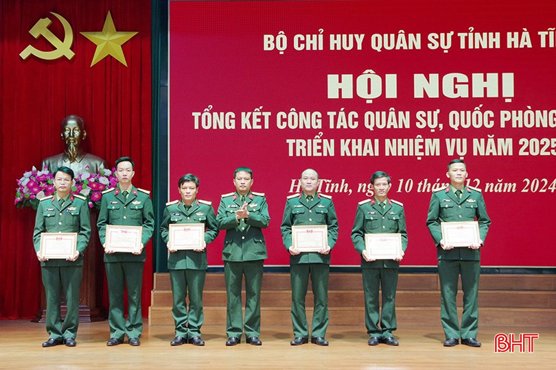 ...và trao thưởng danh hiệu chiến sỹ thi đua cho các cá nhân xuất sắc trong phong trào Thi đua Quyết thắng của LLVT tỉnh năm 2024. bqbht_br_9.jpg
