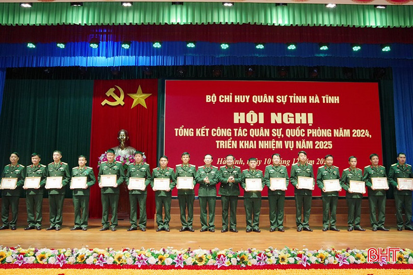 Lãnh đạo Bộ CHQS tỉnh trao thưởng danh hiệu chiến sỹ thi đua cấp quân khu cho các cá nhân đạt thành tích cao trong thực hiện nhiệm vụ. bqbht_br_8.jpg