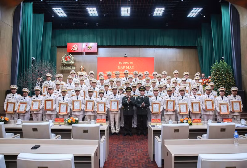 Bộ trưởng Lương Tam Quang và Thứ trưởng Trần Quốc Tỏ chúc mừng các đại biểu đại diện công an xã, thị trấn (ảnh CAND).