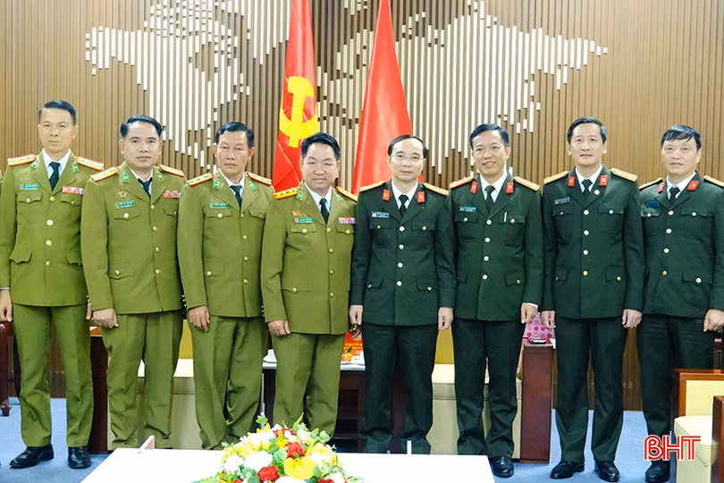 Công an 2 tỉnh Hà Tĩnh và Bolikhămxay chụp hình lưu niệm.