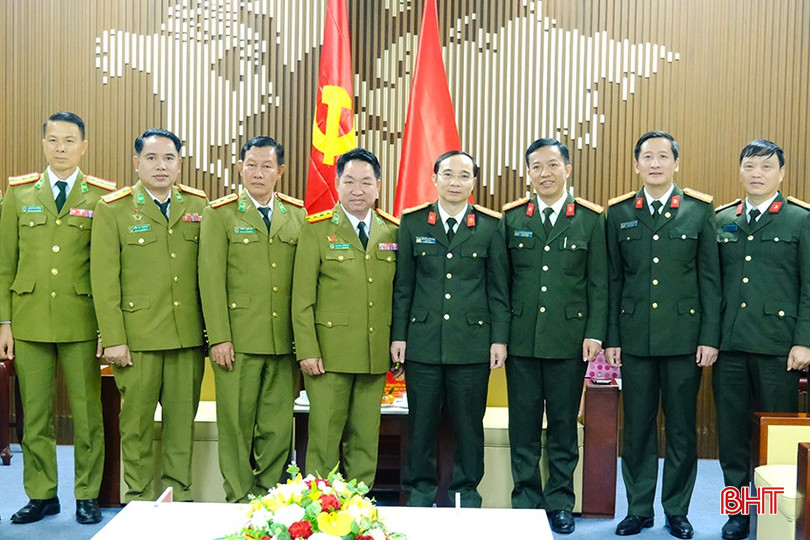 Công an 2 tỉnh Hà Tĩnh và Bolikhămxay chụp hình lưu niệm.