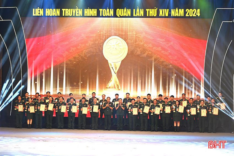 Ban Tổ chức trao cúp vàng thể loại Chuyên mục Quốc phòng toàn dân. A3.JPG