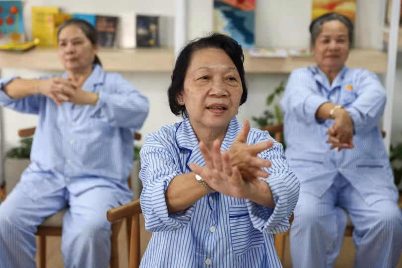 Người cao tuổi tại viện dưỡng lão bán trú tại Bệnh viện Phục hồi chức năng - Điều trị bệnh nghề nghiệp TP HCM. Ảnh: Quỳnh Trần
