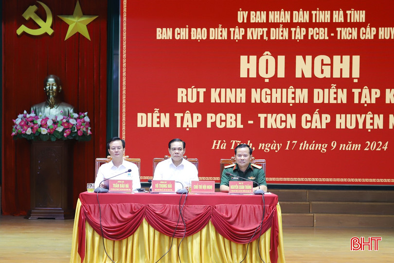 Các đồng chí chủ trì hội nghị rút kinh nghiệm diễn tập khu vực phòng thủ, phòng chống bão lụt - tìm kiếm cứu nạn cấp huyện năm 2024. IMG_6364.JPG