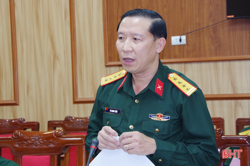 Đại tá Võ Quang Thiện - Phó Bí thư Đảng ủy, Chính ủy Bộ CHQS tỉnh báo cáo kết quả hoạt động công tác Đảng, công tác chính trị 9 tháng năm 2024 và công tác chuẩn bị đại hội Đảng các cấp nhiệm kỳ 2025-2030. a2-1-6774.jpg