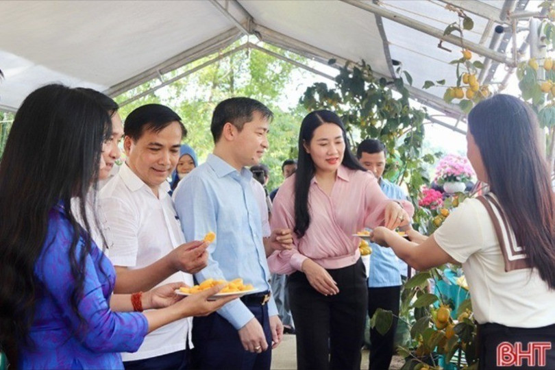Đại biểu tham quan các gian hàng và thưởng thức đặc sản của quê hương. Đại biểu tham quan các gian hàng và thưởng thức đặc sản của quê hương.