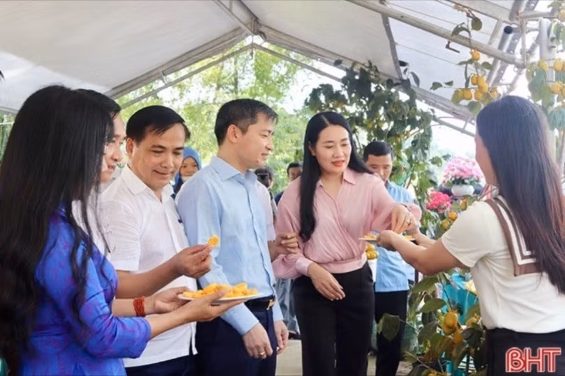 Đại biểu tham quan các gian hàng và thưởng thức đặc sản của quê hương.