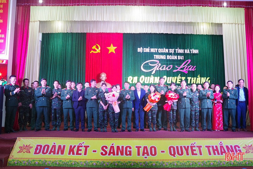 Đại biểu chụp ảnh lưu niệm cùng cán bộ, chiến sỹ Trung đoàn 841 trong đêm giao lưu.