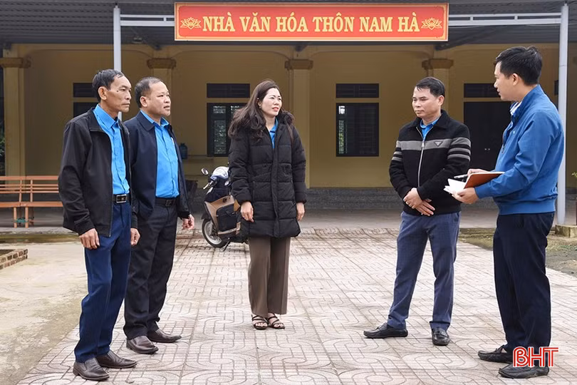 Cán bộ xã Lâm Hợp và thôn Nam Hà trao đổi với phóng viên Báo Hà Tĩnh.