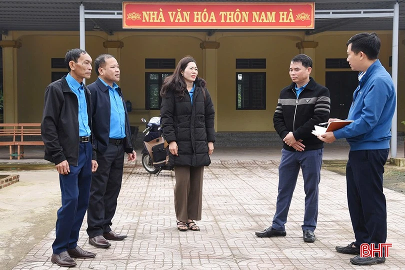 Cán bộ xã Lâm Hợp và thôn Nam Hà trao đổi với phóng viên Báo Hà Tĩnh.