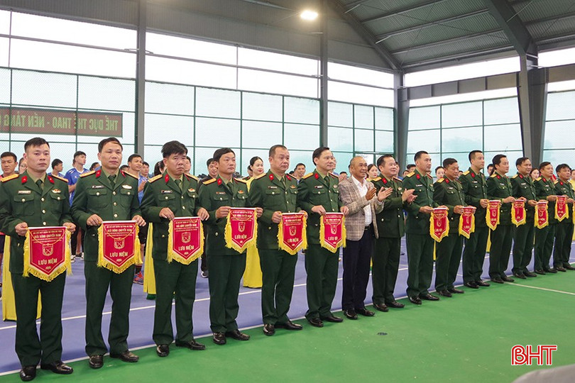 Thủ trưởng Bộ CHQS tỉnh và lãnh đạo Sở VH-TT&amp;DL trao cờ lưu niệm cho các đội tham gia giải thi đấu.