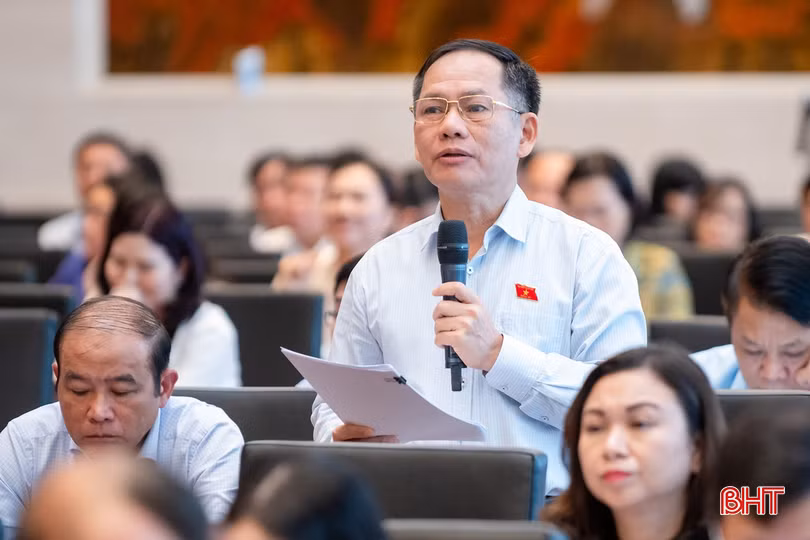 Phó Trưởng đoàn chuyên trách Đoàn ĐBQH tỉnh - Trần Đình Gia thảo luận góp ý nhiều nội dung tại Hội nghị đại biểu Quốc hội hoạt động chuyên trách lần thứ 6.